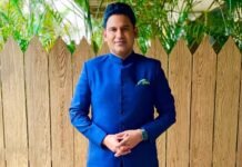 Manoj Muntashir publicly apologizes for hurting the sentiments of people.