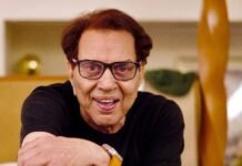 Dharmendra while reacting to the kissing scene with Shabana Azmi said, “Bahut maza aaya aur ye to mere bayen haath ka khel hai, jab jab mauka milta hai chakka maar deta hun.”