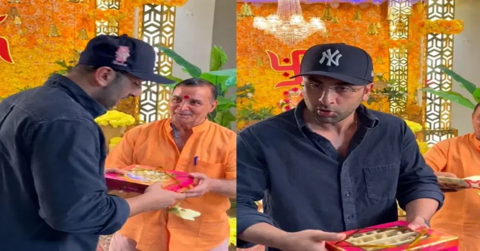 Ranbir Kapoor Refusing Ganpati Prasad Ranbir Kapoor Refusing Ganpati Prasad